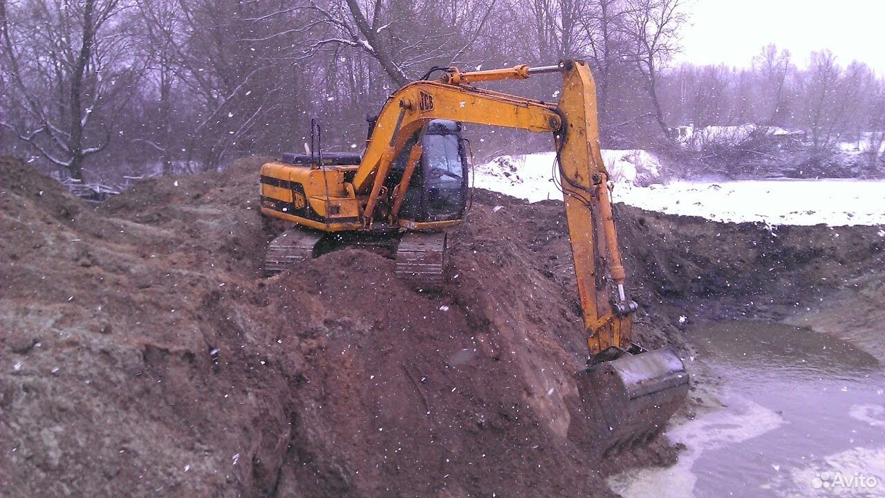 Как копать траншею на экскаваторе. Экскаватор JCB копка. JCB копка котлована. Экскаватор копает траншею. Экскаватор копает котлован.