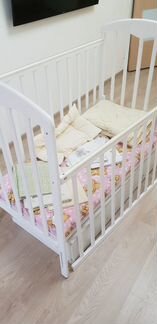 Кроватка детская с полным комплектом спальных прин