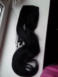 Длинные волосы в форме хвоста, чёрного цвета