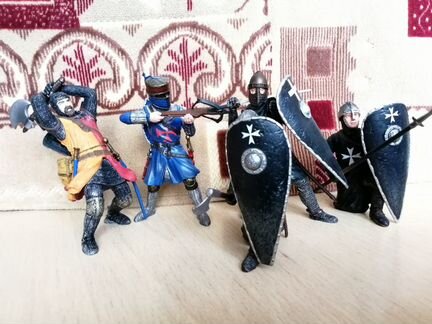 Солдатики, рыцари средневековые