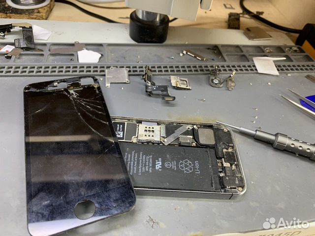 Экран на iPhone 5s черный А1530