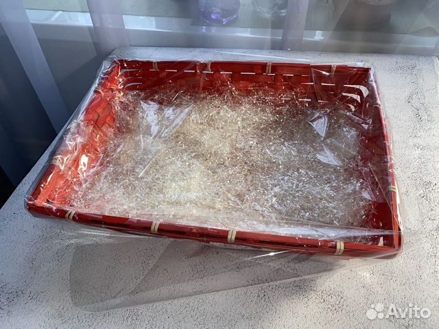 Корзина красная прямоугольная для подарков лоток