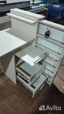 Маникюрный стол эргоном