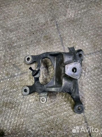 Кронштейн двигателя правый audi A8D4
