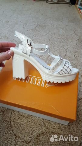 Продам летние белые босоножки