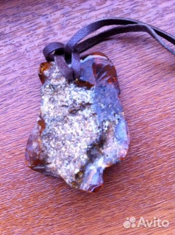 Кулон из янтаря с инклюзами