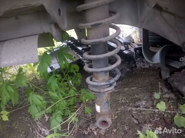 Задняя стойка Toyota Corolla E130 Задняя стойка Toyota Corolla E130