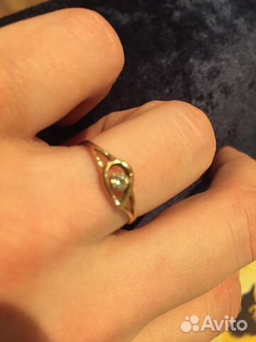 Золотое кольцо с бриллиантом