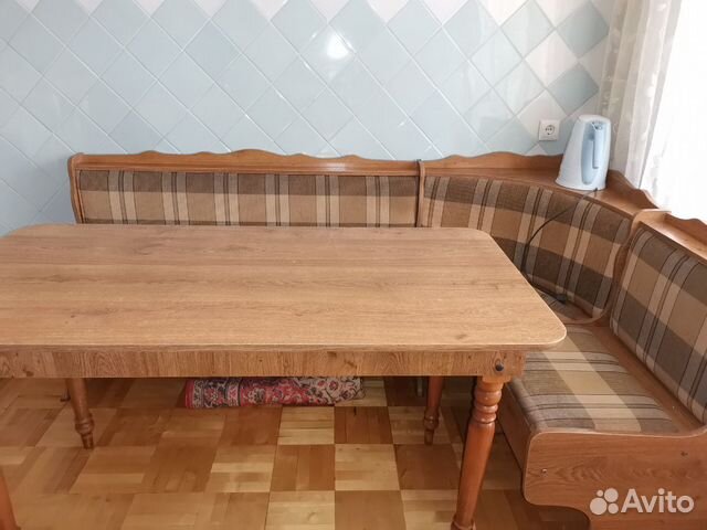 Кухонный уголок со столом