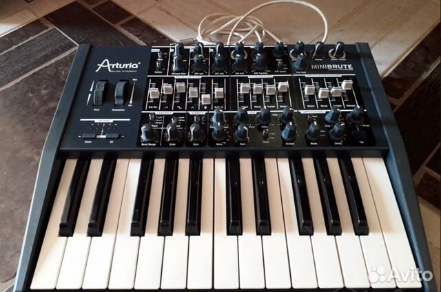 Arturia MiniBrute аналоговый cинтезатор