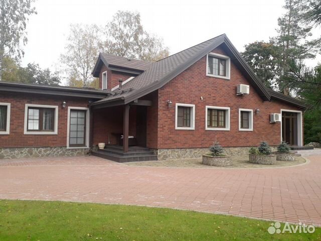 Коттедж 250 м² на участке 10 сот.