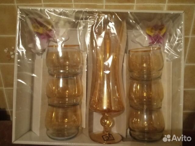 Стаканы и ваза для цветов