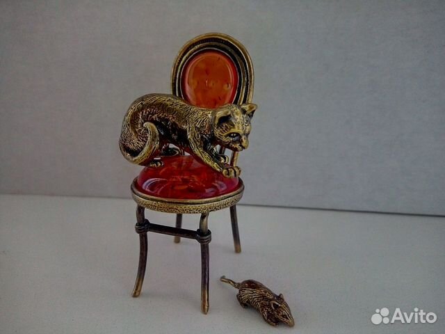 Янтарь. Кот на стуле охотится за мышкой