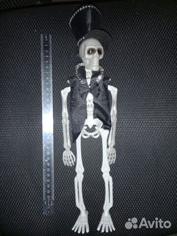 Скелеты в свадебном костюме