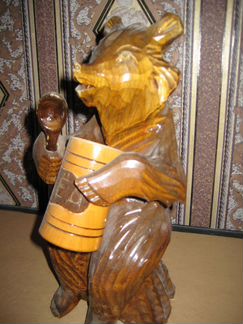 Деревянная фигура мишки с бочёнком