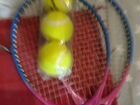 Теннисный мяч и ракетки