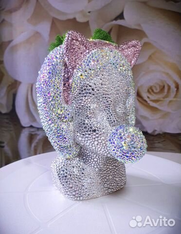 Статуэтка из страз «Лола»