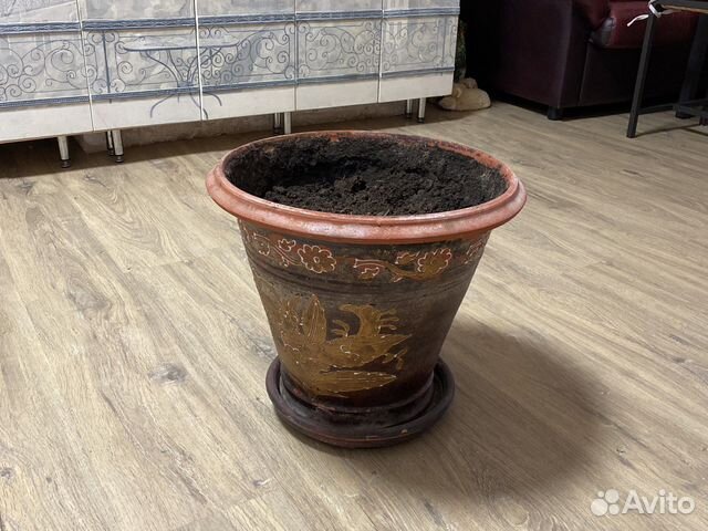 Большой глиняный горшок