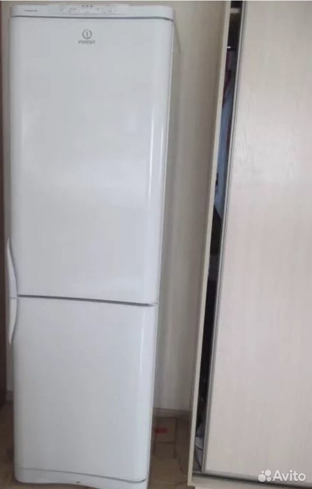 Холодильник индезит бу. Холодильник Индезит 23999. Холодильник Индезит двухкамерный 2м. Холодильник Индезит 140 двухкамерный.