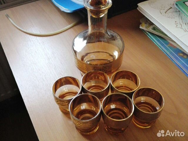 Графин с рюмками жёлтое стекло