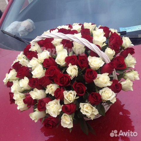 101 роза микс в корзине с доставкой