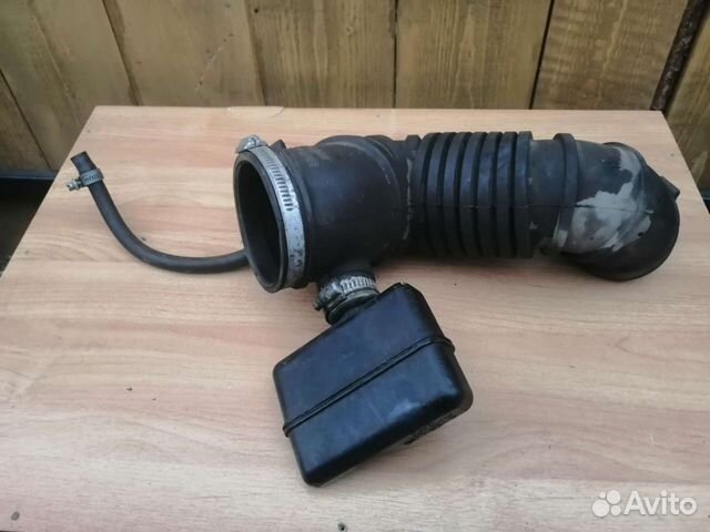 Воздушный патрубок Mitsubishi carisma