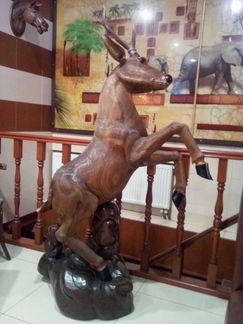 Статуя оленя из дерева