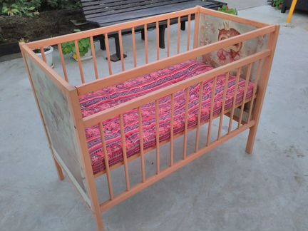 Детская кроватка с матрасом