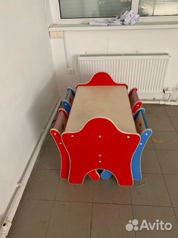 Детский стол и стулья