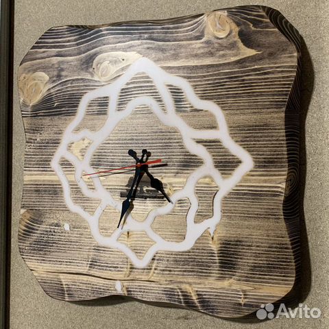 Настенные часы из массива со смолой