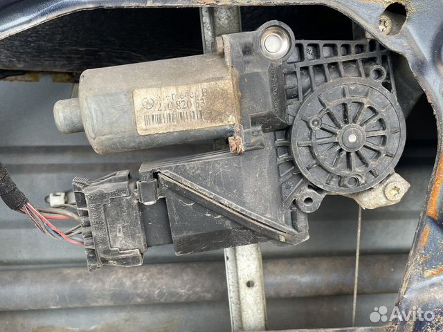 Стеклоподъемник передний Mercedes W210