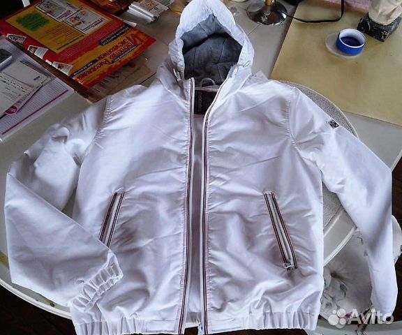 Мужская куртка белая на молнии с капюшоном р(48)