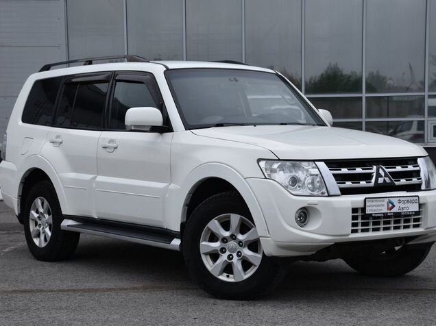 Митсубиси паджеро омск. Митсубиси паджеро 2000г фото. Митсубиси паджеро омск. Паджеро 4 белый. Паджеро 4 белая низ черный.