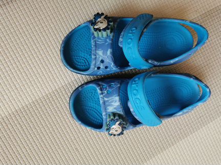 Сандалии Crocs со светящимися акулами