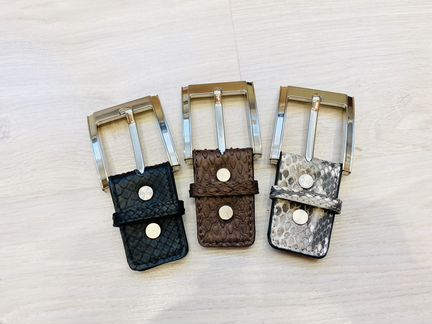 Пряжка для ремня с кожей питона никелированная