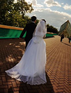 Красивое белое свадебное платье со шлейфом