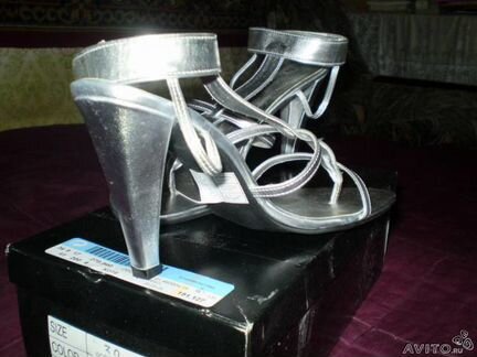 Абсолютно новые стильные босоножки