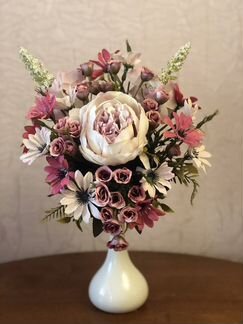 Композиция из искусственных цветов