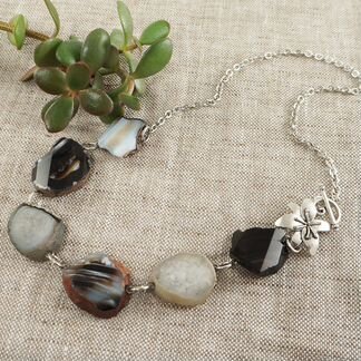 Колье Цветок магнолии (черно-белый агат)