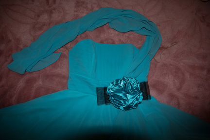 Красивое коктейльное платье р-р 42