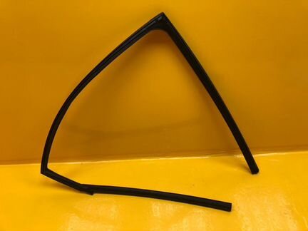 Уплотнитель стекла задний левый Nissan Murano Z52