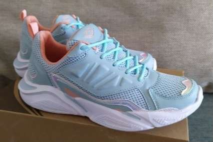 Кроссовки женские