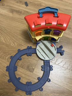 Двухэтажное депо chuggington +5 паровозиков