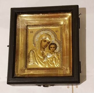 Икона Божьей Матери в коробке со стеклом