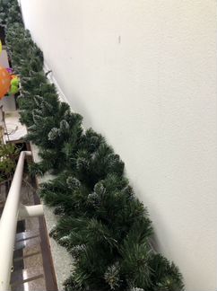 Елка искусственная, елочные гирлянды, статуэтки