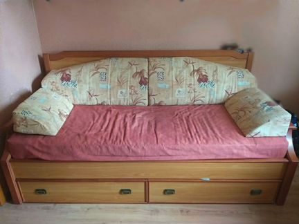 Кровать