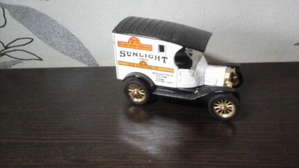 Старинные автомобили с рекламой