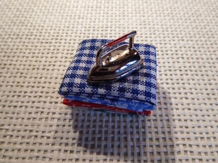 Утюжок на стопке белья для куколки