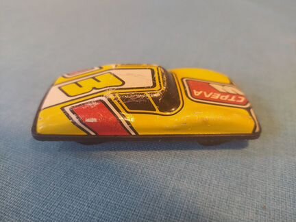 Игрушечная машинка 