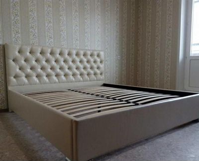 Кровать с подъемным механизмом